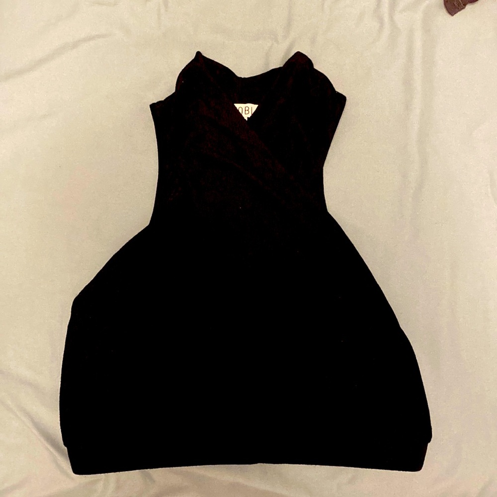 Cross over peek a boo crop top